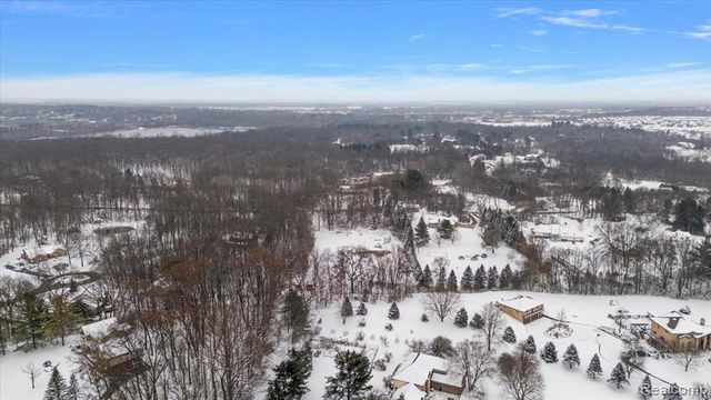 700 W Maple Road, Milford, MI 48381
