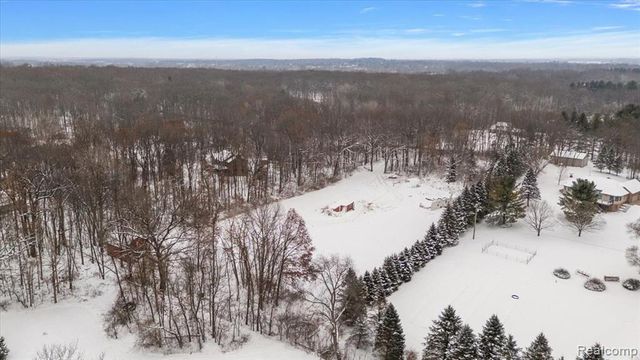 700 W Maple Road, Milford, MI 48381