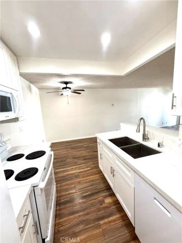 8163 Redlands, Los Angeles, CA 90293
