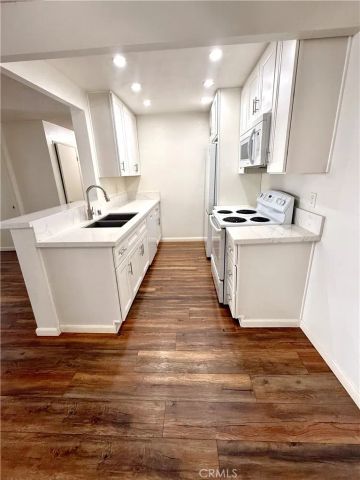 8163 Redlands, Los Angeles, CA 90293
