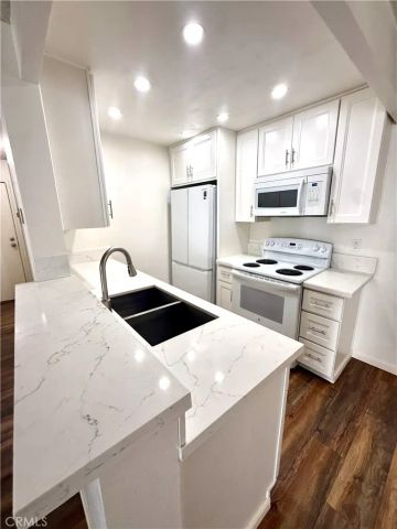8163 Redlands, Los Angeles, CA 90293
