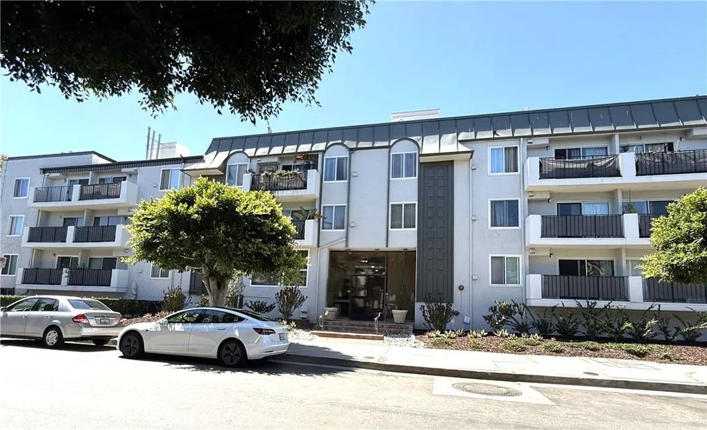 8163 Redlands, Los Angeles, CA 90293