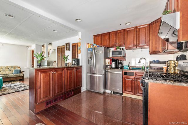 6722 211th Street, Oakland Gardens, NY 11364