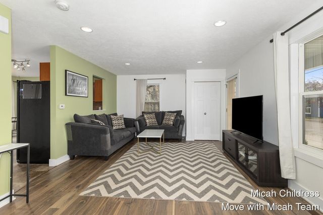 40 E Maple Street, Cedar Springs, MI 49319