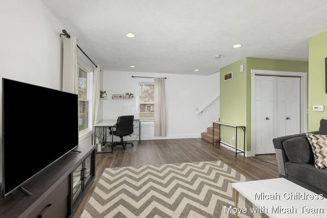 40 E Maple Street, Cedar Springs, MI 49319