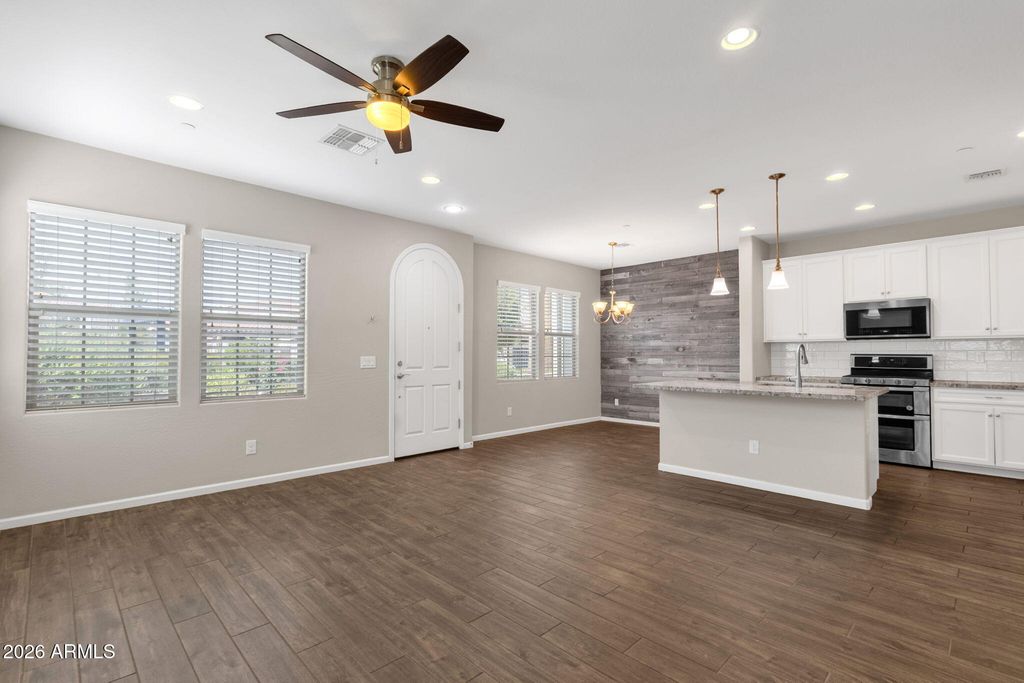2477 W MARKET Place 34, Chandler, AZ 85248 — photo 2