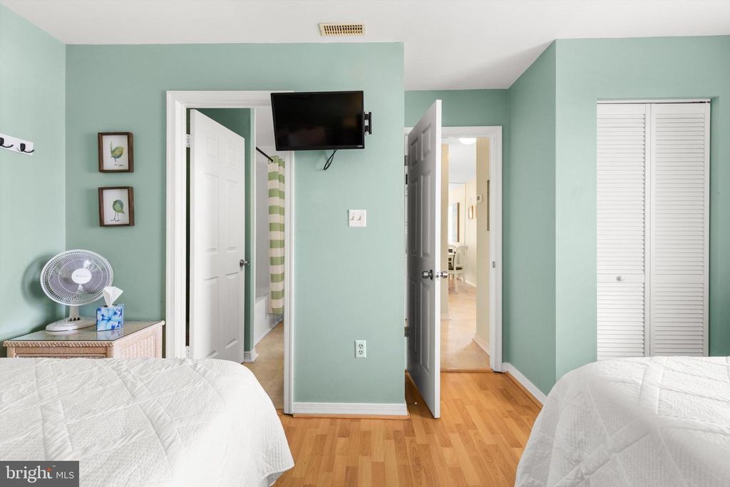 Image 11 of property listing at 6 127TH ST #201, Ocean City, MD 21842