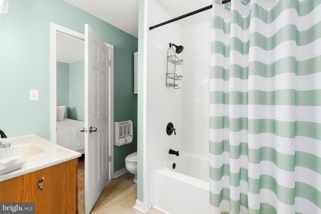 Image 12 of property listing at 6 127TH ST #201, Ocean City, MD 21842