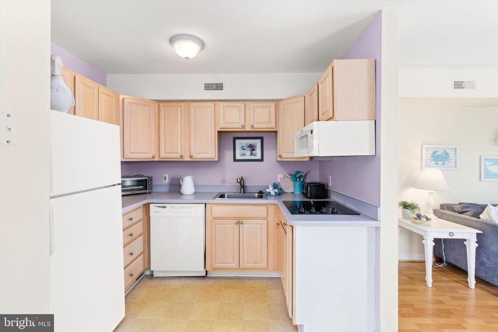 Image 3 of property listing at 6 127TH ST #201, Ocean City, MD 21842