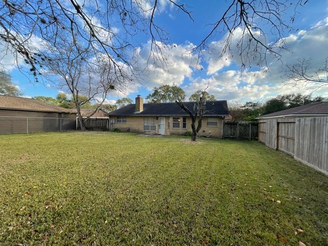 1805 Sleepy Creek Way, Pearland, TX 77581