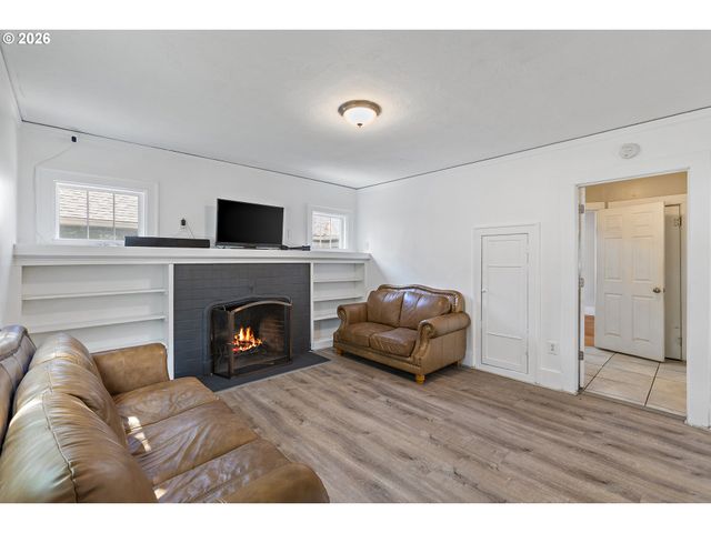 985 MADISON St Ne, Salem, OR 97301