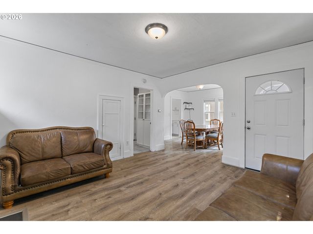 985 MADISON St Ne, Salem, OR 97301