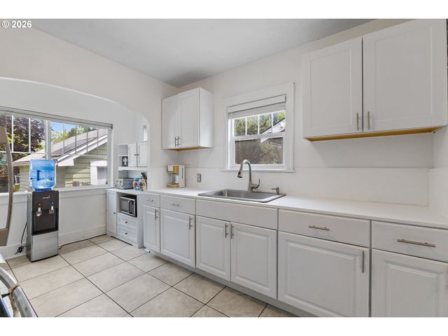 985 MADISON St Ne, Salem, OR 97301