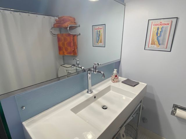 70 W Burton Place 2001F, Chicago, IL 60610