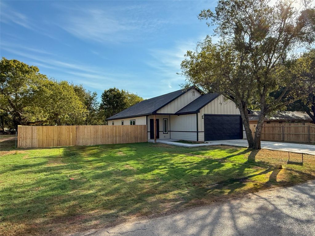 406 N Cleburne Whitney Road, Rio Vista, TX 76093