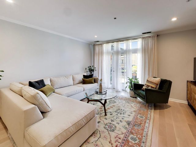 1107 Greenleaf Avenue 2I, Wilmette, IL 60091