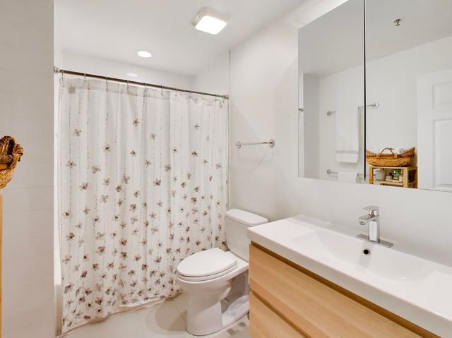 1107 Greenleaf Avenue 2I, Wilmette, IL 60091