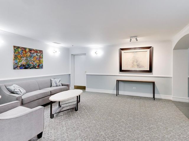 1107 Greenleaf Avenue 2I, Wilmette, IL 60091