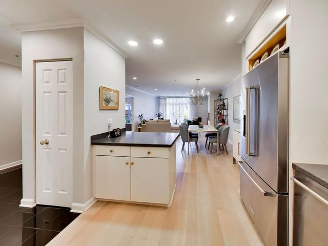 1107 Greenleaf Avenue 2I, Wilmette, IL 60091