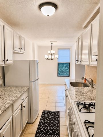 8 Shrewsbury Green Dr A, Shrewsbury, MA 01545