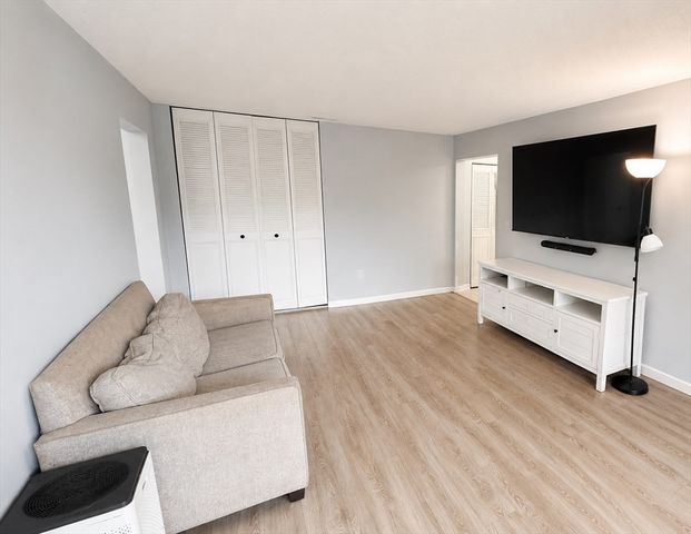 8 Shrewsbury Green Dr A, Shrewsbury, MA 01545
