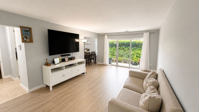 8 Shrewsbury Green Dr A, Shrewsbury, MA 01545
