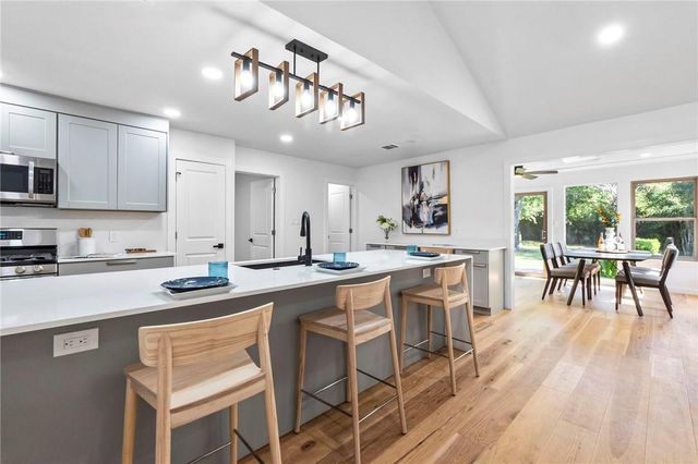 1004 Cripple Creek DR, Austin, TX 78758