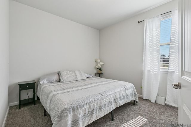 6527 Tiger Pointe Dr, Saint George, LA 70817