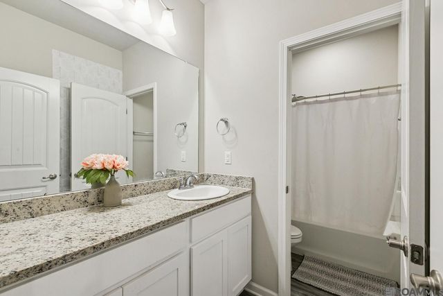 6527 Tiger Pointe Dr, Saint George, LA 70817