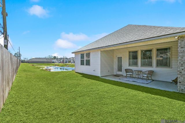 6527 Tiger Pointe Dr, Saint George, LA 70817