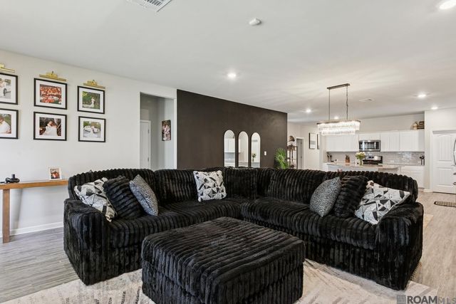 6527 Tiger Pointe Dr, Saint George, LA 70817