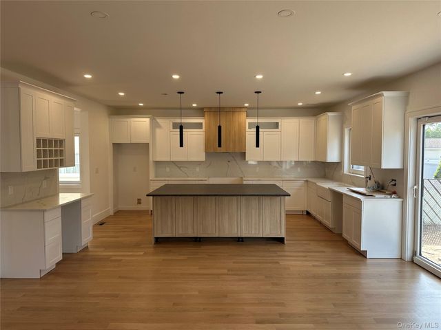 3986 William Street, Seaford, NY 11783