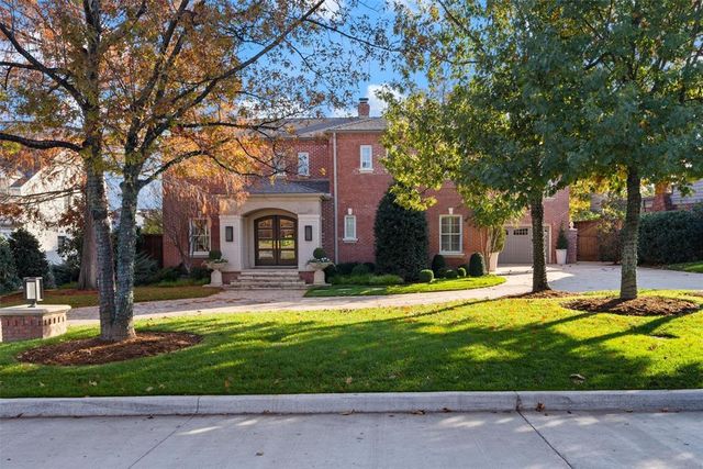 1202 Larchmont Lane, Nichols Hills, OK 73116