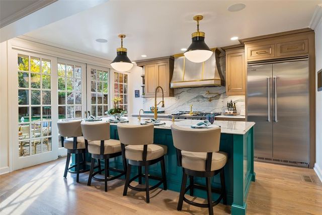 1202 Larchmont Lane, Nichols Hills, OK 73116