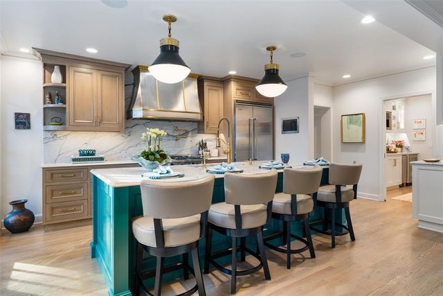 1202 Larchmont Lane, Nichols Hills, OK 73116