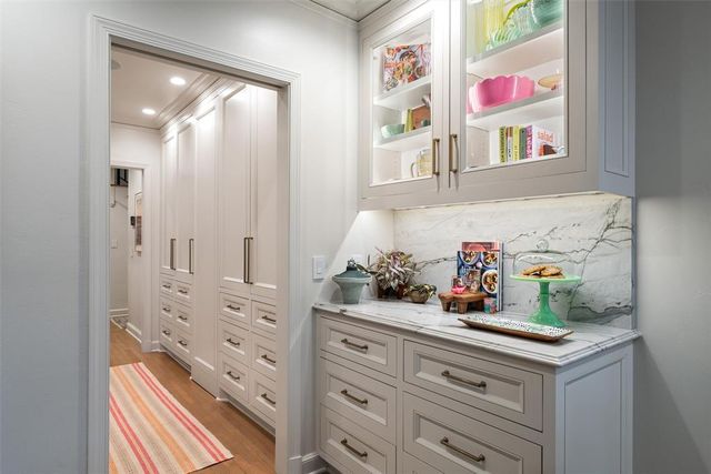 1202 Larchmont Lane, Nichols Hills, OK 73116