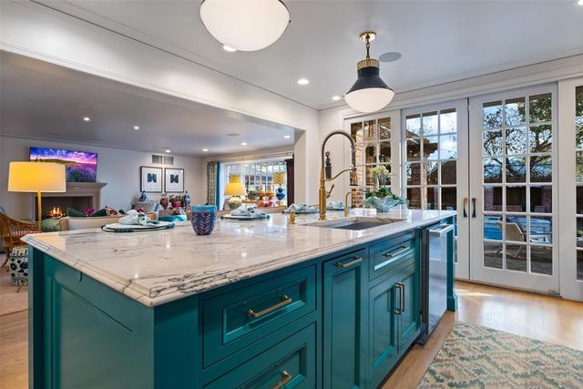 1202 Larchmont Lane, Nichols Hills, OK 73116