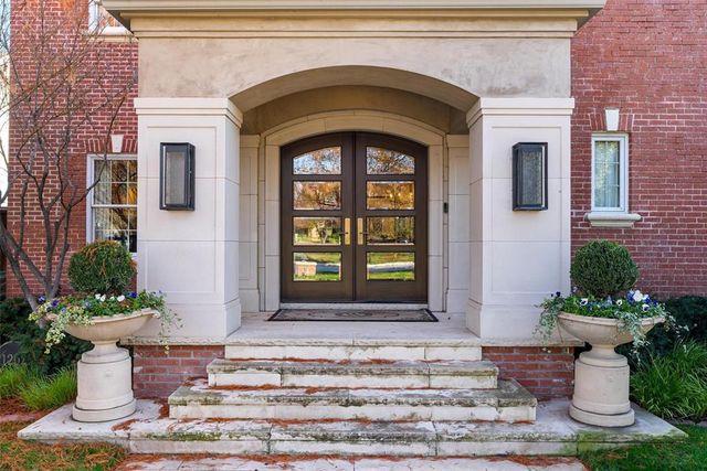 1202 Larchmont Lane, Nichols Hills, OK 73116