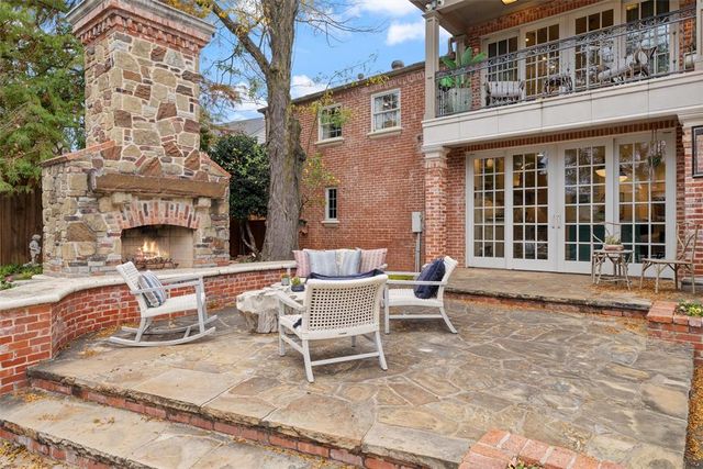 1202 Larchmont Lane, Nichols Hills, OK 73116