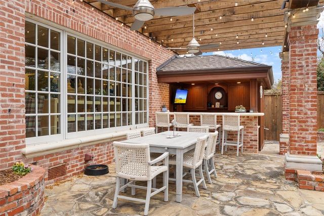 1202 Larchmont Lane, Nichols Hills, OK 73116