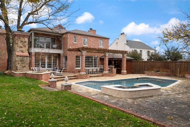 1202 Larchmont Lane, Nichols Hills, OK 73116