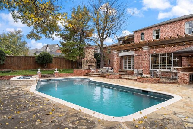 1202 Larchmont Lane, Nichols Hills, OK 73116