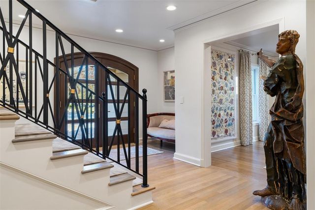 1202 Larchmont Lane, Nichols Hills, OK 73116