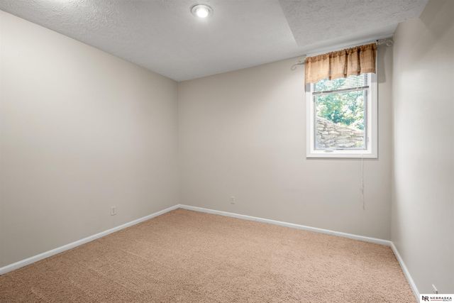 8519 N 48th Circle, Omaha, NE 68152