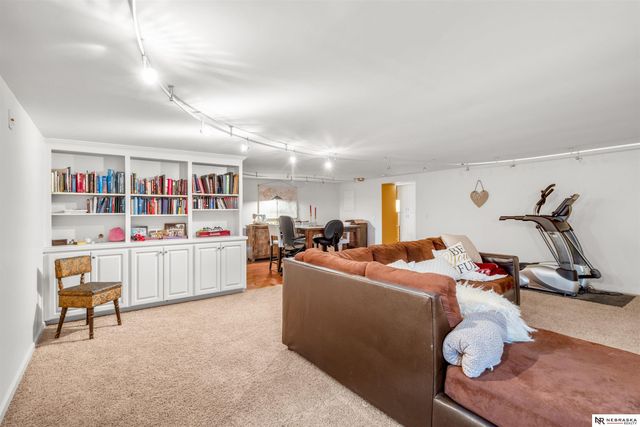 8519 N 48th Circle, Omaha, NE 68152