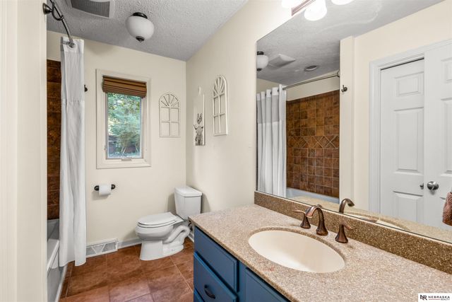 8519 N 48th Circle, Omaha, NE 68152