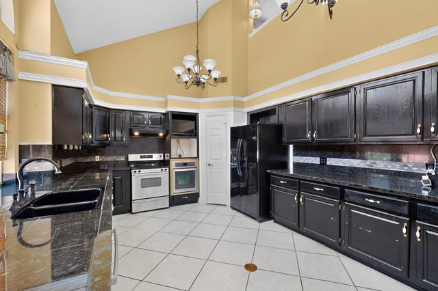 542 Clayton Street, Grand Prairie, TX 75052