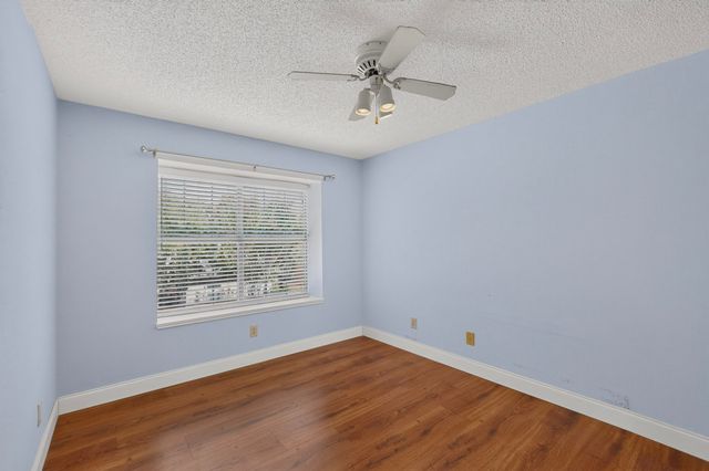 542 Clayton Street, Grand Prairie, TX 75052