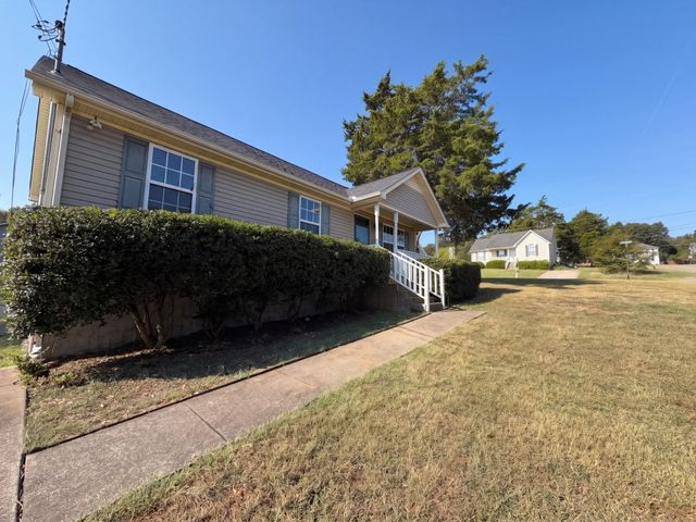 1303 St Hubbins Dr, La Vergne, TN 37086