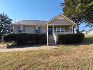 1303 St Hubbins Dr, La Vergne, TN 37086